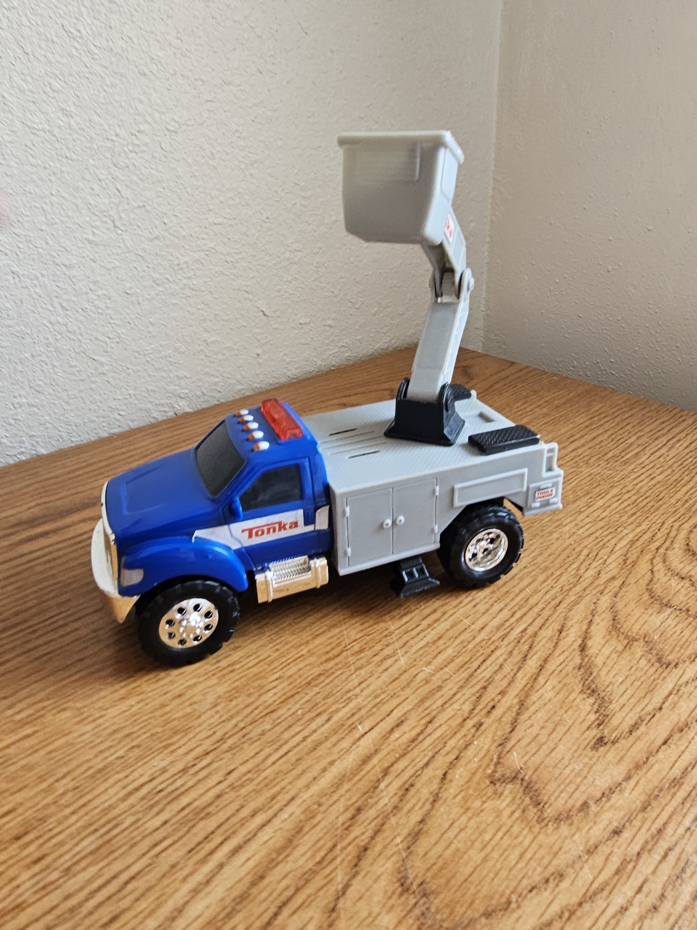 4/$10 Tonka Funrise Bucket Truck Toy  2008 Mattel Cherry Picker 6 Inch